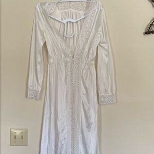 Aristocraft by‎ Superior Vintage Robe Cottage White Lace Trim Large Fits Small
